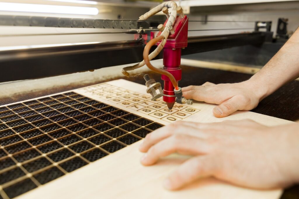 Nahaufnahme einer Lasergravur auf Holz.